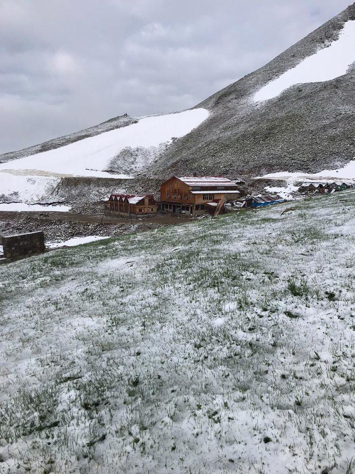 Rize'de 3 bin 200 rakımlı yaylaya kar yağdı G3