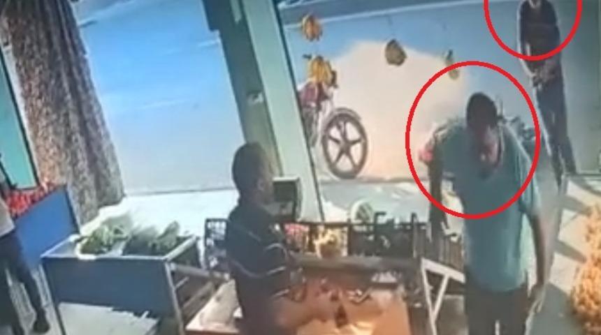 Mersin'de dükkan önünde silahlı saldırı! Dehşet anları kamerada