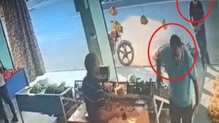 Mersin'de dükkan önünde silahlı saldırı! Dehşet anları kamerada