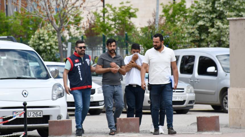 Sivas'ta emekli öğretmeni dolandırıp 1 milyon lirasını alan 2 zanlı yakalandı