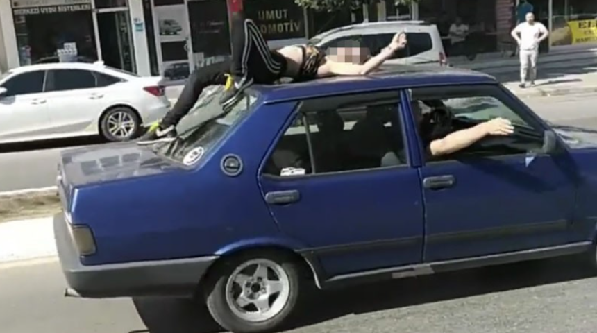 Yer: Sultanbeyli! Yoldan ge&ccedil;en arabanın &uuml;st&uuml;ne &ccedil;ıkıp dans etti: S&uuml;r arabayı s&uuml;r