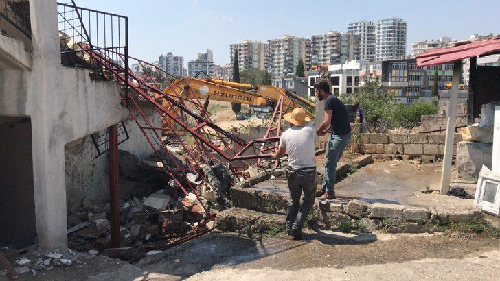 Adana'da kaçak yapılar iş makineleriyle yıkıldı G2