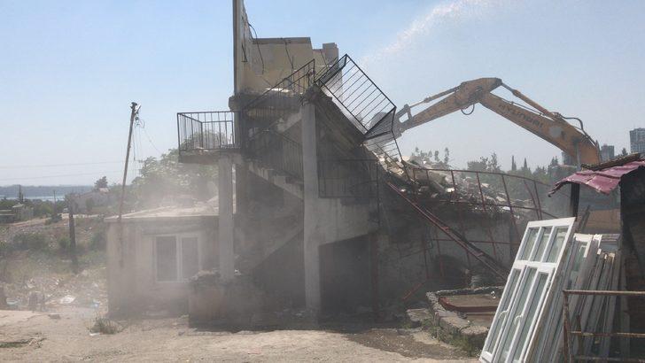 Adana'da kaçak yapılar iş makineleriyle yıkıldı G3