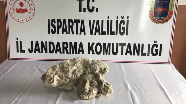 Isparta'da tarihi eser operasyonunda Medusa başı heykeli ele geçirildi