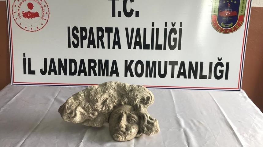 Isparta'da tarihi eser operasyonunda Medusa başı heykeli ele geçirildi