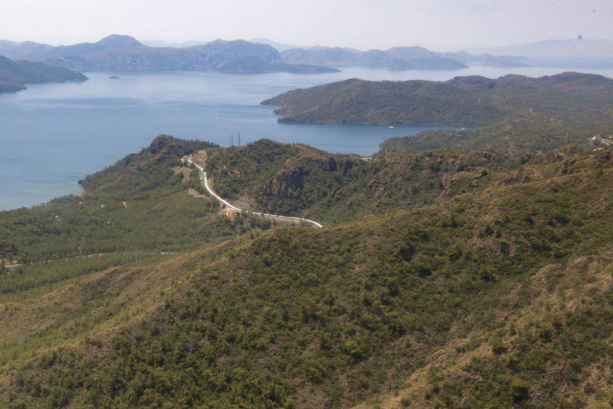 Marmaris'te yangınla m&uuml;cadele havadan g&ouml;r&uuml;nt&uuml;lendi