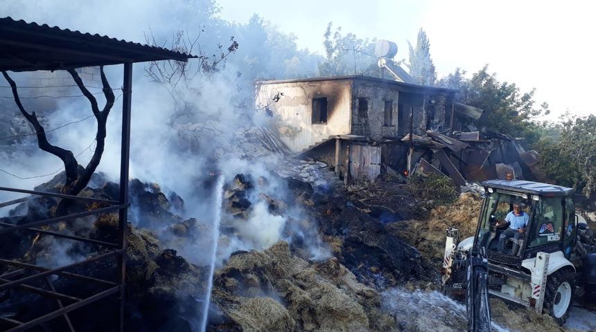 Mersin'de saman balyalarında çıkan yangın iki eve sıçradı