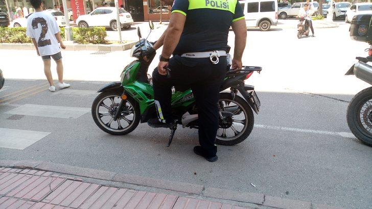 Adana'da taşla polisi yaralayıp denetimden kaçmaya çalışan sürücü yakalandı G2