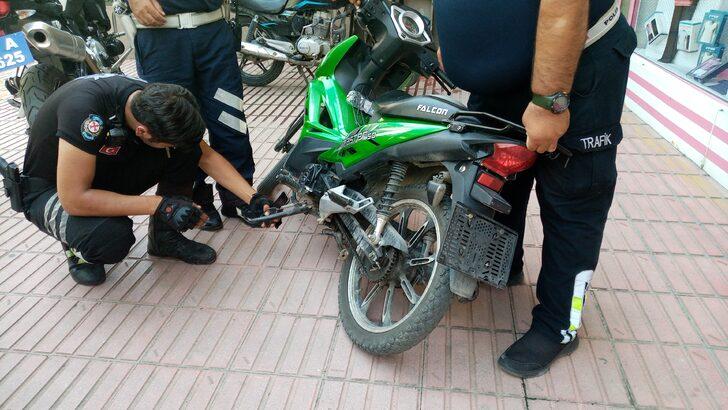 Adana'da taşla polisi yaralayıp denetimden kaçmaya çalışan sürücü yakalandı G3