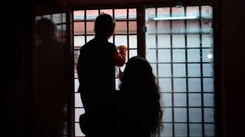 504 &ccedil;ocuk annesiyle cezaevinde b&uuml;y&uuml;yor