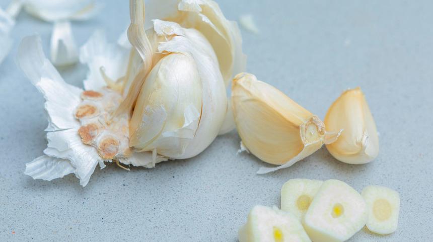 Asıl faydası kabuğunda çıktı! Sarımsak kabuklarını çöpe atan pişman oluyor