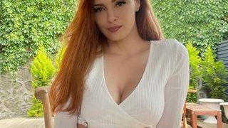 43 yaşındaki Mine Tugay'ın mini elbiseli paylaşımı nefes kesti! Yeşillikler içerisinde poz verdi