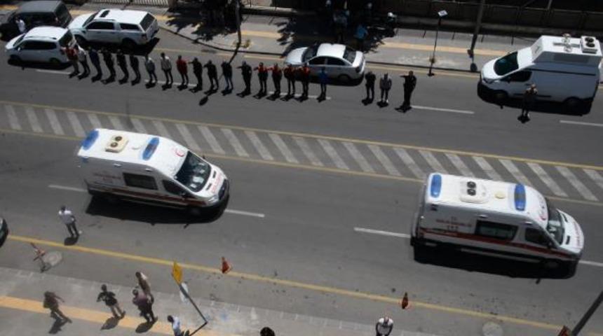 Diyarbakır'dan duygulandıran görüntü! Polisler ve vatandaşlar şehitleri böyle selamladı