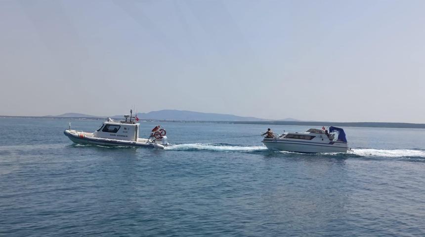 Denizde sürüklenen tekne, Serdar 7M Sahil Gözetleme Radarı'yla tespit edilerek kurtarıldı