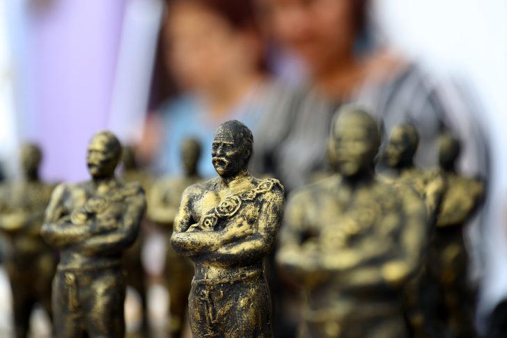 Edirneli kadınlar Kırkpınar'da satmak için efsane pehlivan Kel Aliço'nun heykellerini yapıyor G2