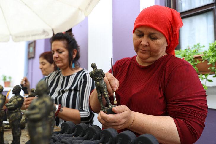 Edirneli kadınlar Kırkpınar'da satmak için efsane pehlivan Kel Aliço'nun heykellerini yapıyor G3