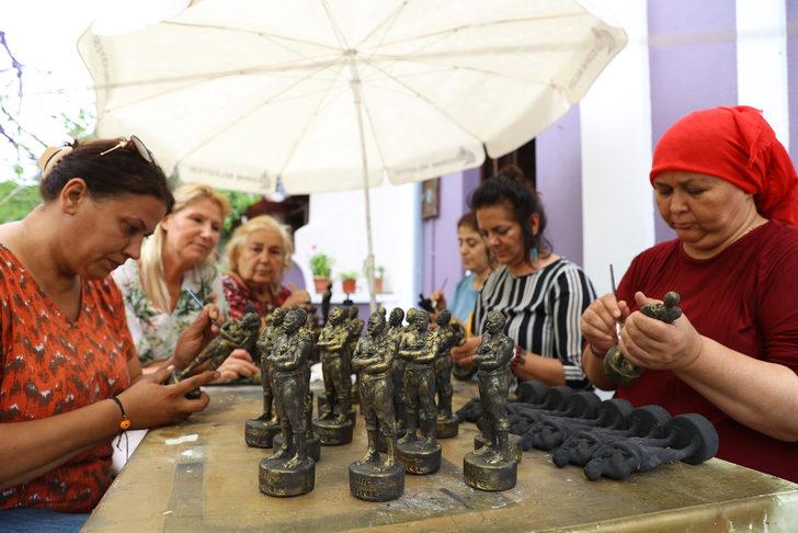 Edirneli kadınlar Kırkpınar'da satmak için efsane pehlivan Kel Aliço'nun heykellerini yapıyor G4