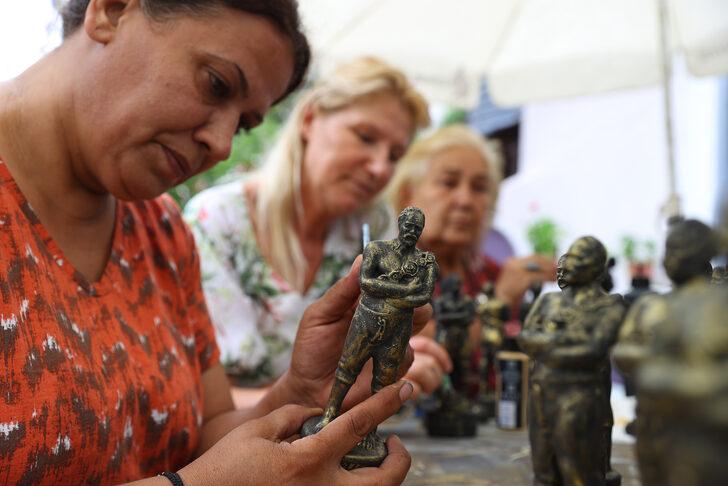 Edirneli kadınlar Kırkpınar'da satmak için efsane pehlivan Kel Aliço'nun heykellerini yapıyor G5