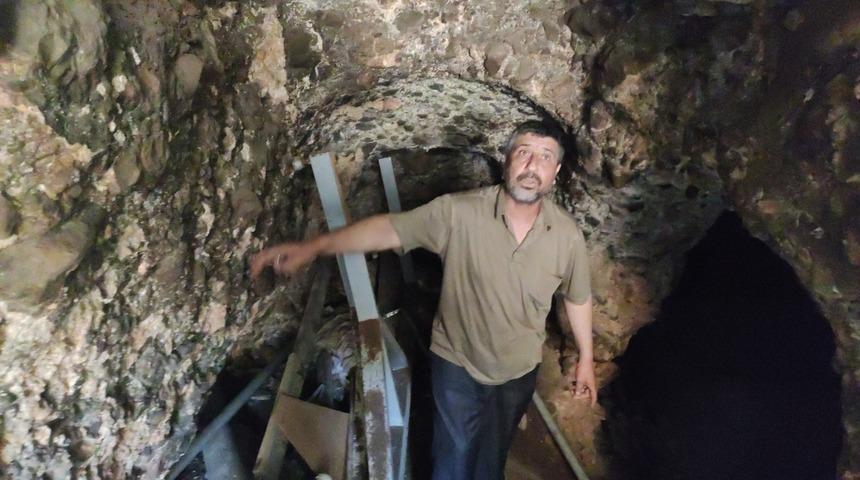 Şanlıurfa'da yol çöktü çıkan şey harekete geçirdi! 'Defineciler kazı yapmıştı'