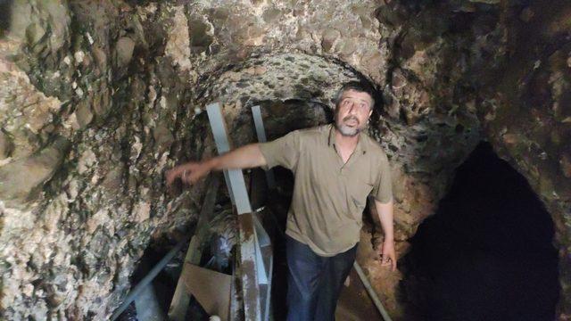 Şanlıurfa'da yol çöktü çıkan şey harekete geçirdi! 'Defineciler kazı yapmıştı'