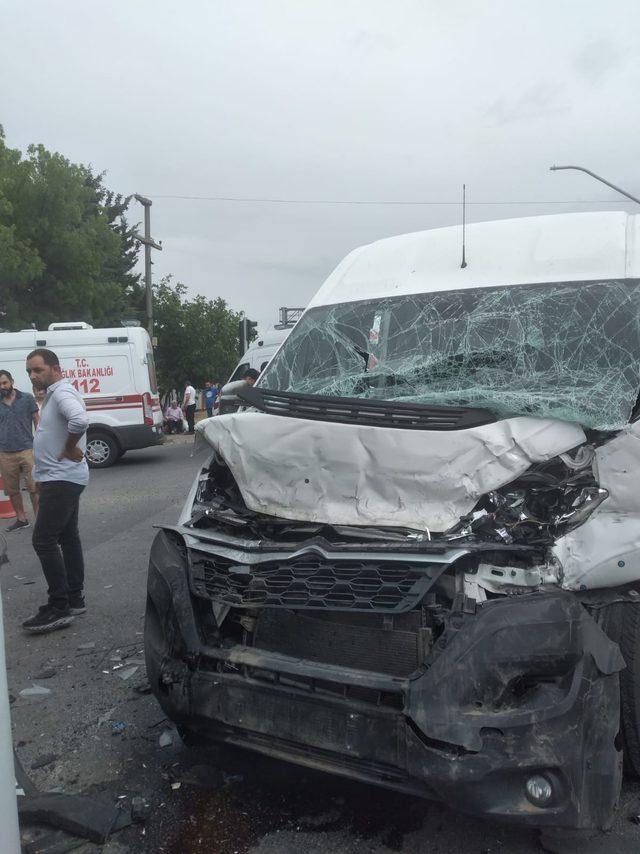 Kırklareli'nde fabrika işçilerini taşıyan minibüsle midibüs çarpıştı, 11 kişi yaralandı