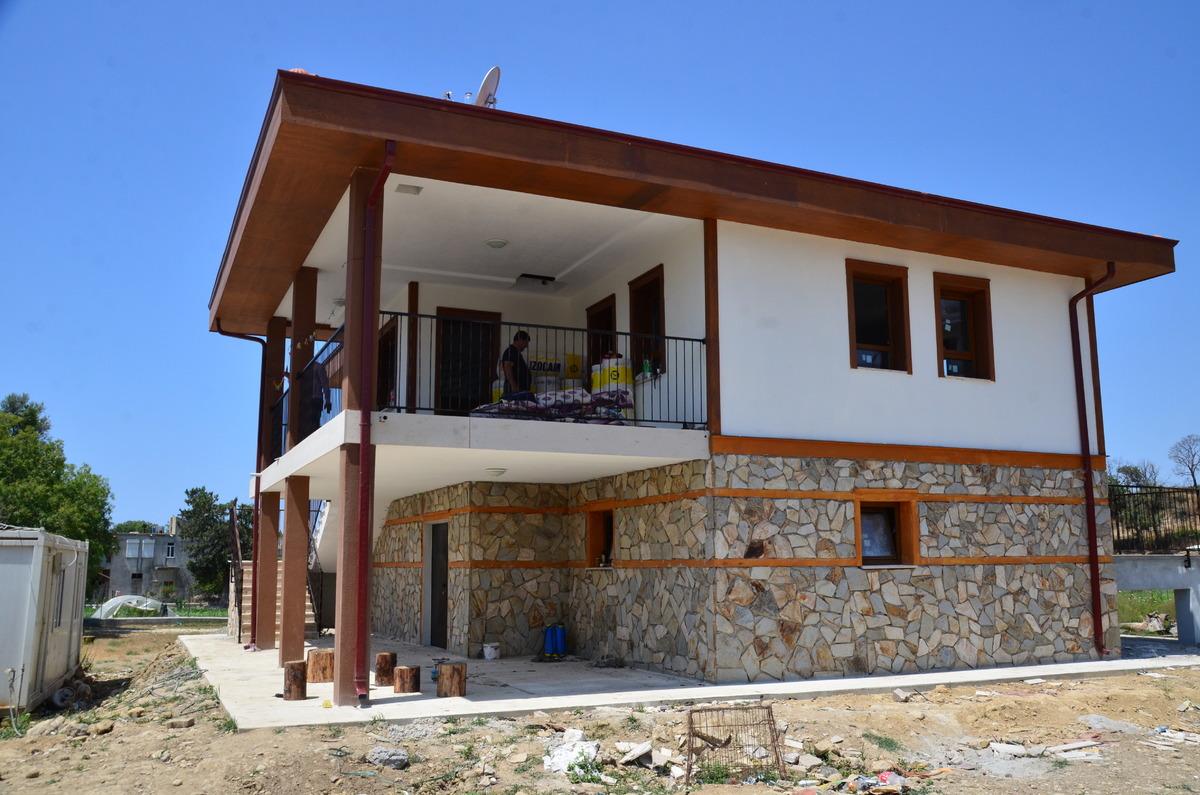 Manavgat'ta yangında kaybettikleri evlerinin yenilerine kavuşan ailelere eşya yardımı