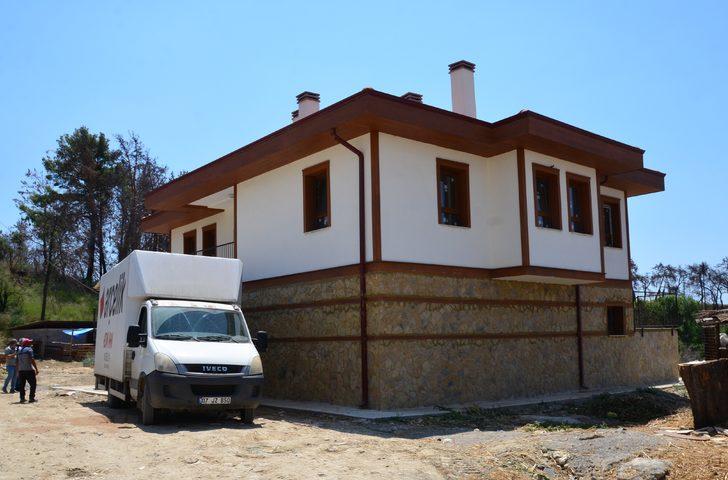 Manavgat'ta yangında kaybettikleri evlerinin yenilerine kavuşan ailelere eşya yardımı G2