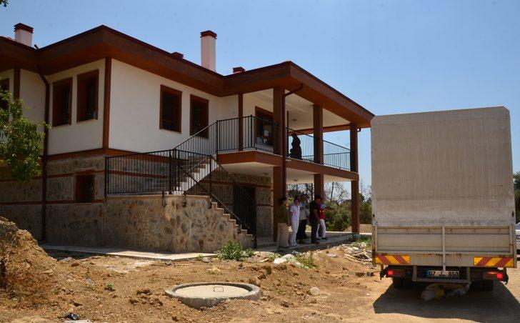 Manavgat'ta yangında kaybettikleri evlerinin yenilerine kavuşan ailelere eşya yardımı G3