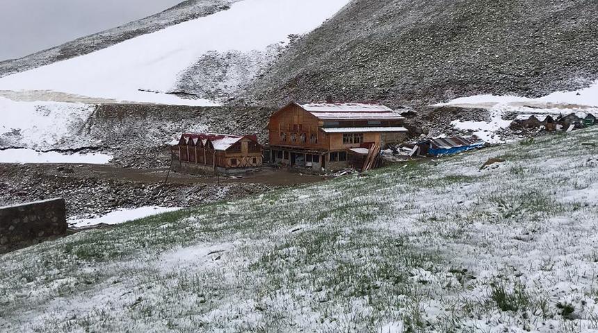 Haziran ayında kar sürprizi! Her yer beyaza büründü