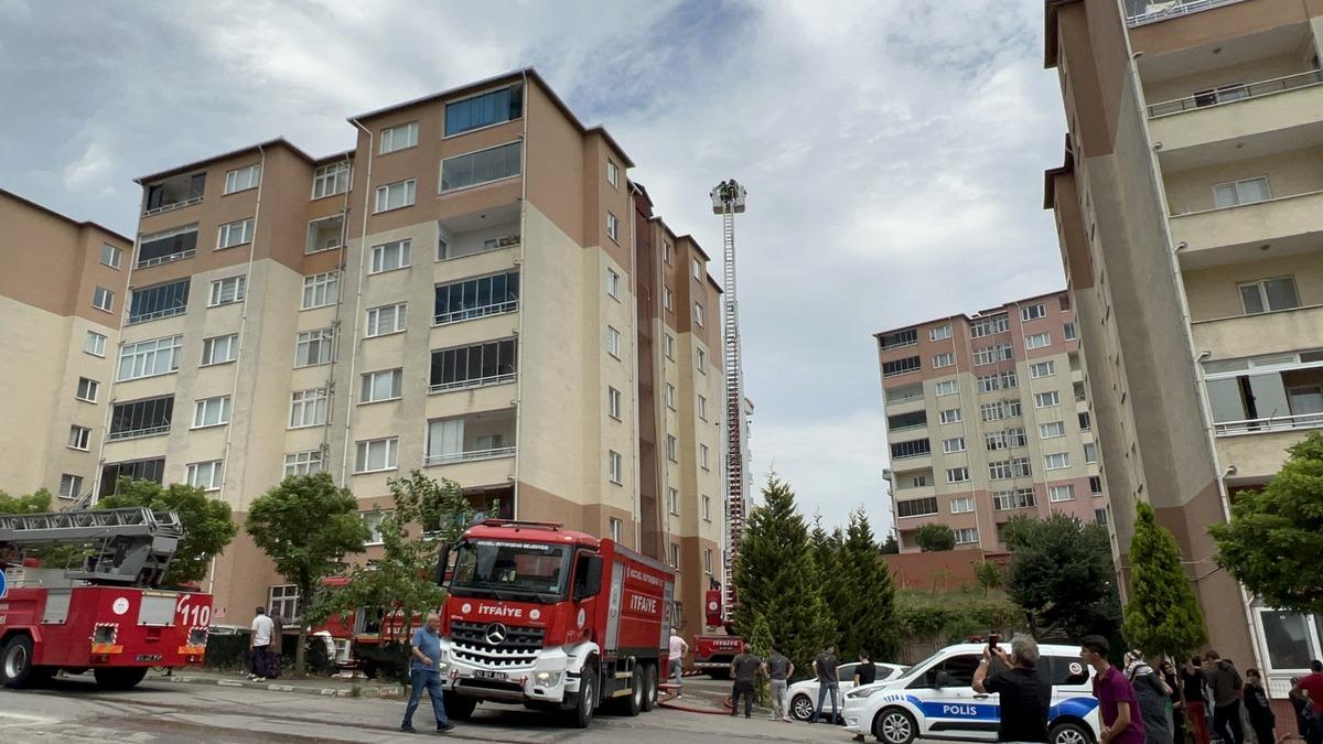 Kocaeli'de 7 katlı apartmanın &ccedil;atısında &ccedil;ıkan yangın s&ouml;nd&uuml;r&uuml;ld&uuml;