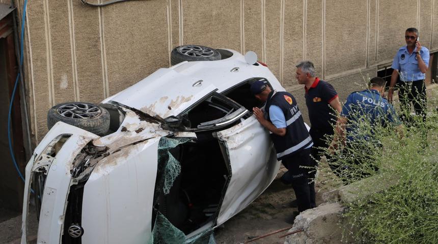 Feci kaza! Kontrolden çıkıp belediye binasının bahçesine düştü