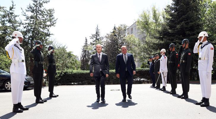 Milli Savunma Bakanı Akar, İngiltere Savunma Bakanı Wallace ile bir araya geldi G1