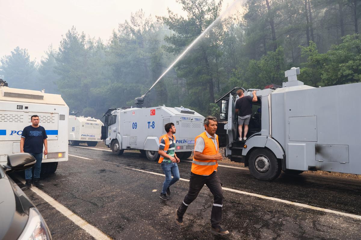 Marmaris'teki yangının katı atık depolama tesisine sı&ccedil;ramaması i&ccedil;in koridor a&ccedil;ıldı