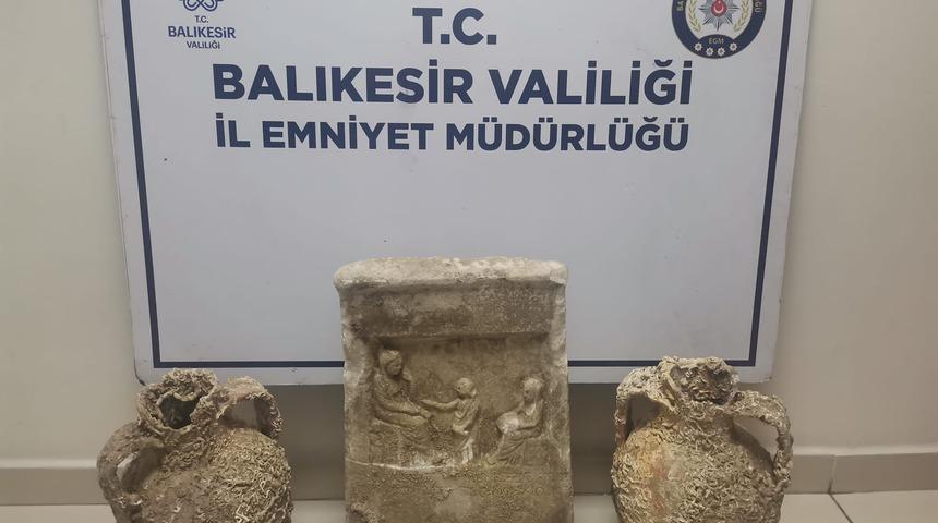 Balıkesir'de tarihi eser operasyonunda mezar steli ve amfora ele geçirildi