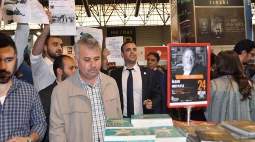 CHP'li gen&ccedil;ler yazar Mustafa Armağan'ı proesto etti