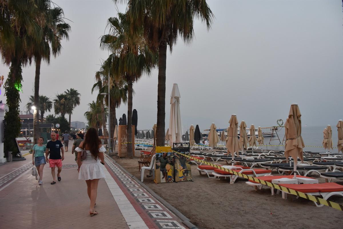 B&ouml;rd&uuml;bet mevkisindeki yangının duman ve k&uuml;lleri Marmaris il&ccedil;e merkezine ulaştı