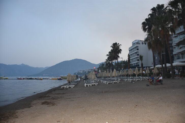 Bördübet mevkisindeki yangının duman ve külleri Marmaris ilçe merkezine ulaştı G3