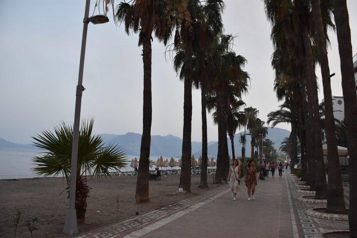 Bördübet mevkisindeki yangının duman ve külleri Marmaris ilçe merkezine ulaştı G5