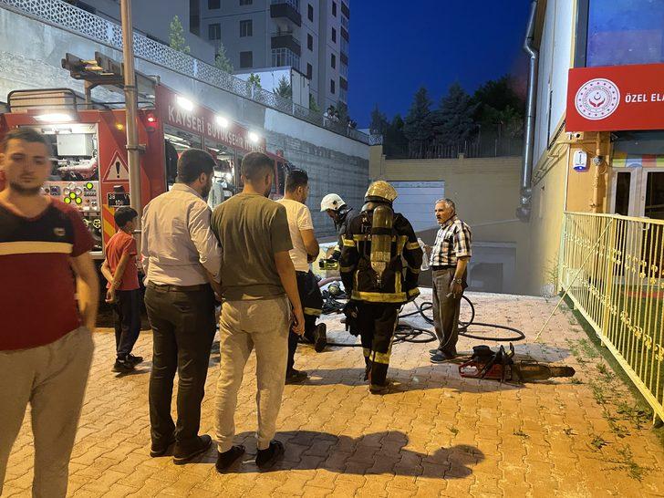Kayseri'de apartmanda çıkan yangında mahsur kalan vatandaşlar tahliye ediliyor G2