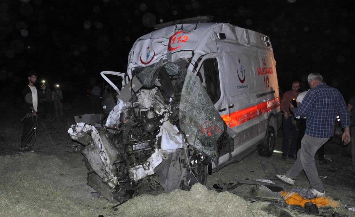 Muş'ta ambulans ile trakt&ouml;r&uuml;n &ccedil;arpışması sonucu 5 kişi yaralandı
