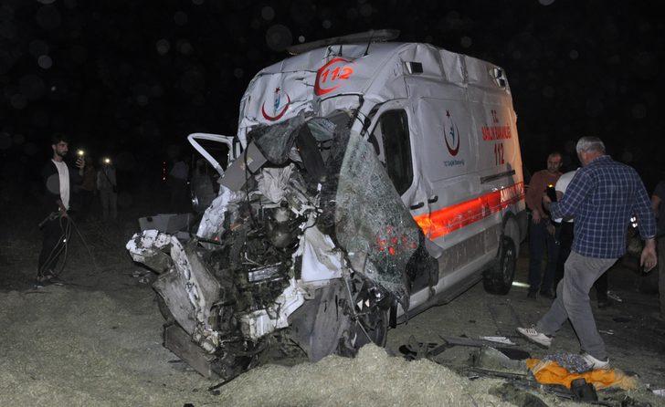 Muş'ta ambulans ile traktörün çarpışması sonucu 5 kişi yaralandı G1