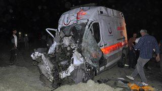 Muş'ta ambulans ile traktörün çarpışması sonucu 5 kişi yaralandı