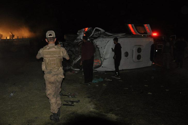 Muş'ta ambulans ile traktörün çarpışması sonucu 5 kişi yaralandı G2