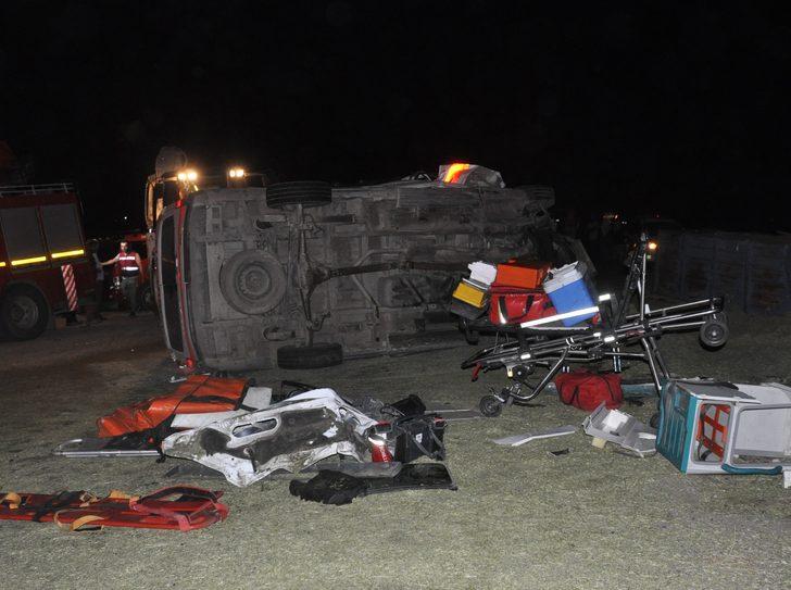 Muş'ta ambulans ile traktörün çarpışması sonucu 5 kişi yaralandı G5