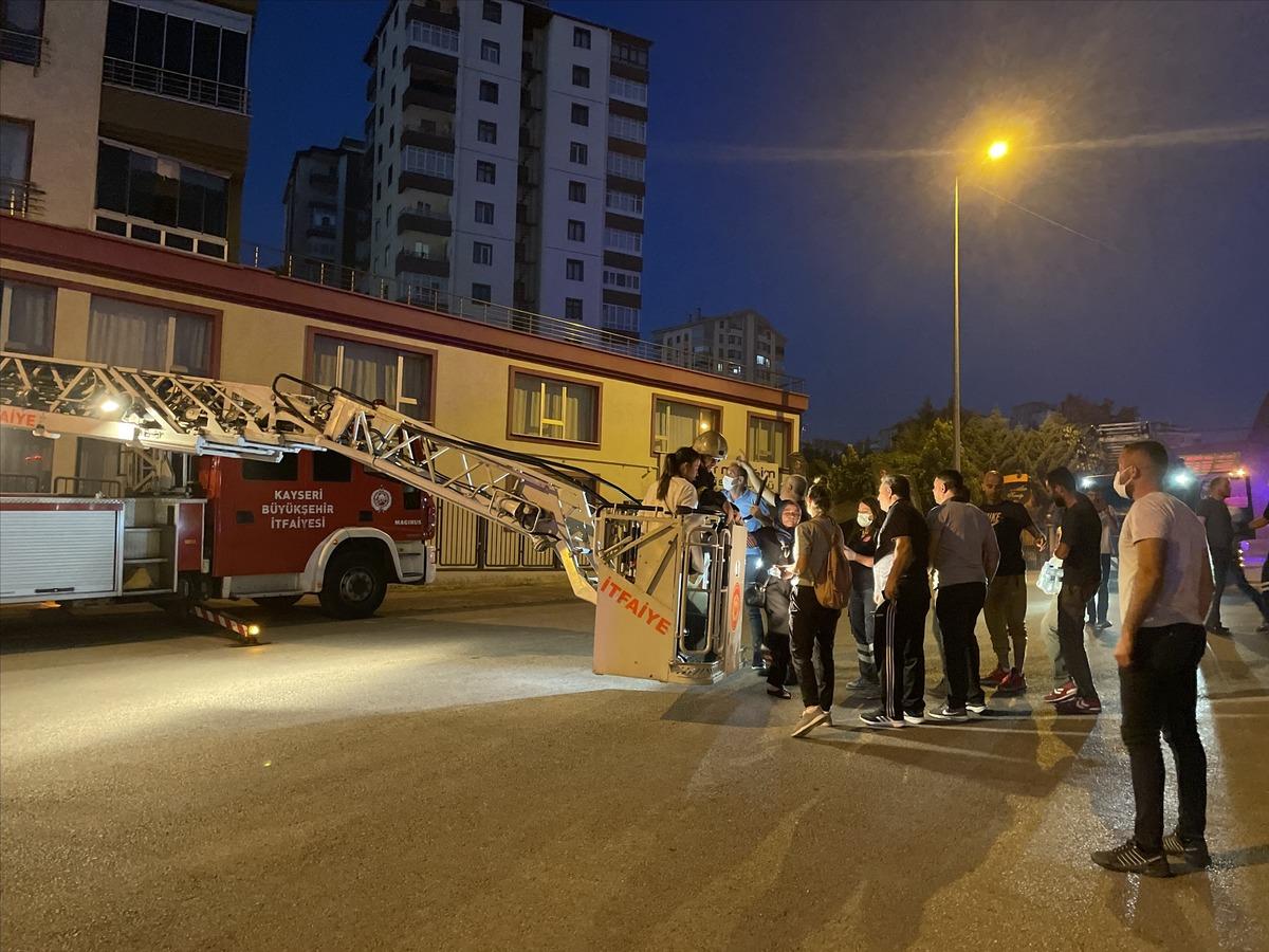 G&Uuml;NCELLEME - Kayseri'de apartmanda &ccedil;ıkan yangın s&ouml;nd&uuml;r&uuml;ld&uuml;