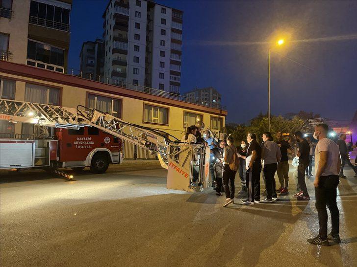 GÜNCELLEME - Kayseri'de apartmanda çıkan yangın söndürüldü G1