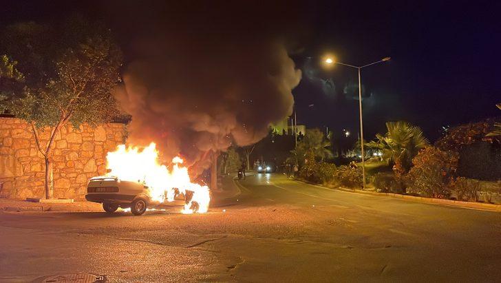 Bodrum'da seyir halindeyken alev alan otomobil tamamen yandı G3