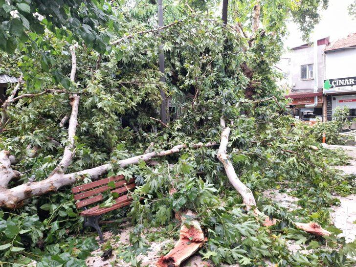 Akhisar'da şiddetli yağış ve fırtına hayatı olumsuz etkiledi G1