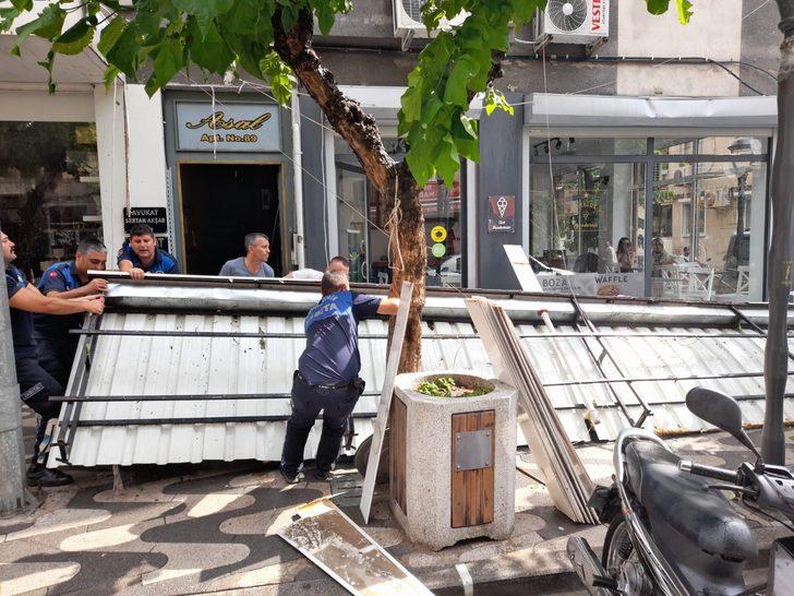 Akhisar'da şiddetli yağış ve fırtına hayatı olumsuz etkiledi G3