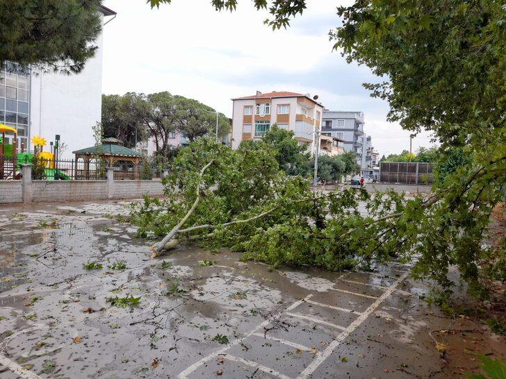 Akhisar'da şiddetli yağış ve fırtına hayatı olumsuz etkiledi G4